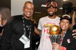 TA：業(yè)內(nèi)人士相信是卡舅促成萊昂納德簽下規(guī)避工資帽的代言合同