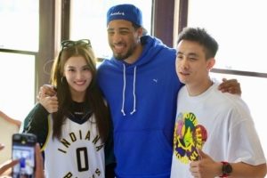 趙繼偉妻子曬與哈利伯頓的合照：在印第安納的我們