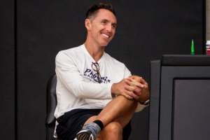 布克：兩屆MVP納什提升了球隊(duì)等級  他可是這項(xiàng)運(yùn)動的頂尖高手