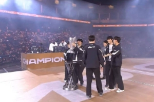 這一幕太尬尷HLE眾人在收拾外設(shè) GEN在HLE面前舉起冠軍獎杯