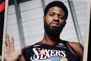 還挺帥！喬治中文社媒曬自己身穿76人經(jīng)典黑色球衣照：英雄歸來