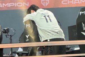 粉絲曬照：HLE落敗后peanut趴在電競椅上 疑似抹淚