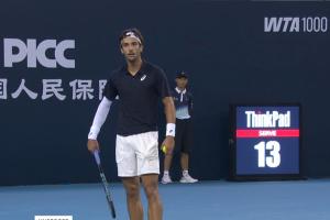 中網(wǎng)男單第3輪穆塞蒂直落兩盤晉級(jí)下一輪，賽后簽名時(shí)再度致歉