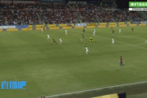 傷得不輕！貝洛蒂禁區(qū)內(nèi)相撞倒地，被隊(duì)醫(yī)攙扶下場