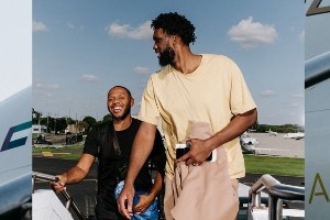 出發(fā)！76人曬球員登機(jī)照 啟程阿布扎比備戰(zhàn)季前賽