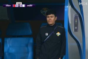 想啥呢？蓉城80分鐘1球領(lǐng)先，江原主帥場邊倚靠著替補(bǔ)席若有所思