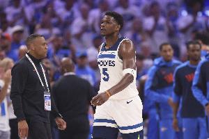 芬奇：華子現(xiàn)在更注重看錄像和塑形 相信他具備競(jìng)爭(zhēng)MVP的潛力