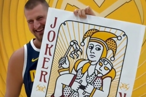 整活達(dá)人！新賽季自己從小王變大王 約基奇定妝照?！按笈啤? >
                                        </div>
                                    </div>
                                                                        <div   id=