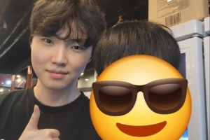 韓網(wǎng)分享和chovy合照：街上偶遇 還要到了簽名~