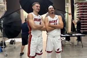 哈克斯與約維奇合影瘋狂踮腳！約維奇：他永遠(yuǎn)不可能和我一樣高！