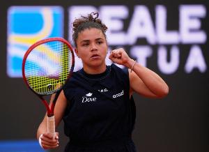 保利尼2-0擊敗布茲科娃闖入中網(wǎng)八強(qiáng)，下輪將對(duì)陣阿尼西莫娃