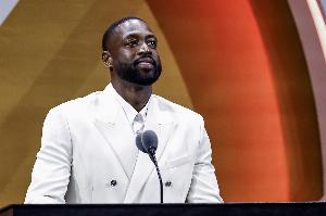 韋德：新賽季媒體日對(duì)于球員來說就是穿上新衣服拍拍照&聊聊天