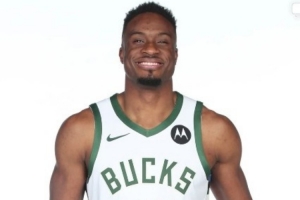 重返雄鹿！字母哥哥在社媒曬出定妝照：生涯第十三個(gè)篇章