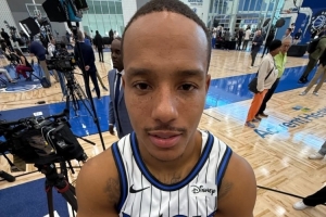 給攝影師加雞腿還是扣工資？魔術(shù)新賽季定妝照 眾將變成“1米5”