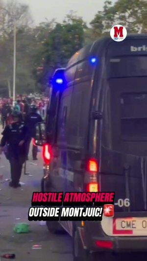 賽前火藥味！巴薩、巴黎球迷場外大規(guī)模沖突，警察出動維持秩序