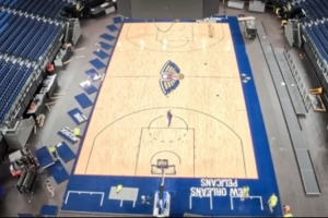 NBL曬鵜鶘澳大利亞賽地板鋪裝過程視頻！全是美國(guó)空運(yùn)來的！