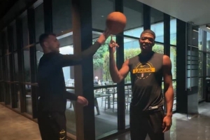 湖人轉(zhuǎn)球挑戰(zhàn)：里夫斯時(shí)間最長(zhǎng) 八村塁轉(zhuǎn)球時(shí)被東契奇一把拍掉