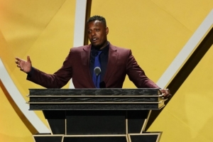 皮爾斯：有女孩用手機(jī)查隊(duì)里每個(gè)人的薪資 專挑中后段的球員下手