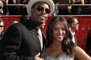 有沒有邊撒錢邊讓一堆女孩你的？皮爾斯：撒錢的事倒沒有