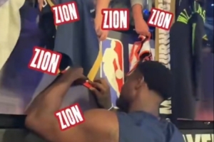 人氣火爆！錫安被澳洲球迷爭(zhēng)著要簽名 現(xiàn)場(chǎng)聽取zion一片