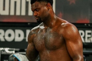 休賽期大幅減重！錫安赤裸上身訓(xùn)練 線條明顯&瘦身效果立竿見影