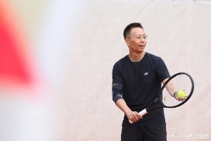 跨界聯(lián)動！評述員詹?。好磕暌欢鹊闹芯W(wǎng)媒體賽，實現(xiàn)七連冠了！