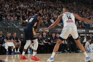 三分射手就位！貝半場(chǎng)三分5中4&罰球7中5射落17分 另有5板2助