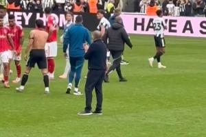 空巢老人澳波帶隊7場2平5負，賽后獨自一人鼓掌+沒與球員互動