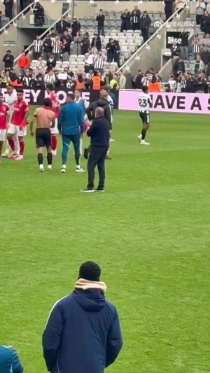 還能撐多久？森林0-2不敵紐卡，賽后球員與波斯特科格魯0互動