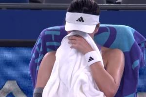 情緒崩潰王欣瑜武網(wǎng)女單首輪出局，比賽中捂臉爆哭不止