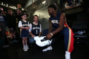 有愛的胖虎！錫安將球鞋送給戰(zhàn)勝癌癥的小球迷 并簽上：我的英雄