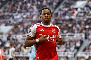 前裁判談廷伯造點(diǎn)：身體接觸持續(xù)到禁區(qū)內(nèi)，上半身犯規(guī)更易被察覺(jué)