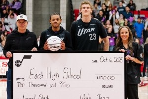 爵士隊(duì)前往當(dāng)?shù)馗咧修k公開訓(xùn)練活動 除了帶去歡樂還捐款一萬刀