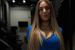 女主持：很多網(wǎng)友都說你想推倒我 皮爾斯：但我們是搭檔 我有女友