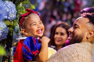 內馬爾為女兒慶祝2歲生日，巴媒此前報道稱他花64萬歐辦生日派對