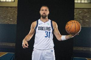 還沒開張！克萊首節(jié)3次出手三分全部打鐵 五項(xiàng)主要數(shù)據(jù)均吞蛋