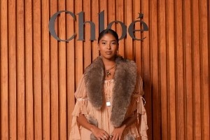 已是各大品牌秀場(chǎng)座上賓！科比大女兒時(shí)尚造型現(xiàn)身奢牌大秀！