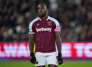 天空體育：安東尼奧隨布倫特福德訓(xùn)練，不過(guò)預(yù)計(jì)該隊(duì)不會(huì)簽他