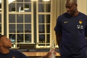 首次入選法國(guó)隊(duì)！馬特塔唱歌忘詞，姆巴佩給他遞瓶子當(dāng)麥克風(fēng)