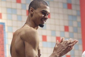 名嘴：本以為文班亞馬的身體無(wú)法變得強(qiáng)壯 現(xiàn)在來(lái)看確實(shí)變了