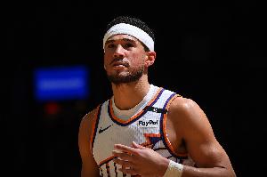 布克：我來中國完全沒有時差反應 球隊節(jié)奏現(xiàn)在快了很多