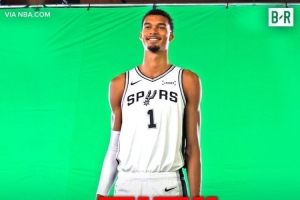 更夸張了！馬刺官方公布文班最新身高為2米26 比上賽季高了5厘米