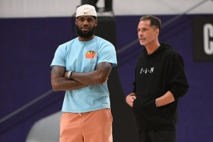 楊毅：27年湖人要釣大魚&跟詹姆斯沒關(guān)系 以往都是球隊求老詹續(xù)約