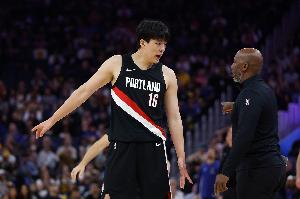 隊記：比盧普斯對楊瀚森很有耐心 現(xiàn)階段就是學(xué)習(xí)-犯錯-改正