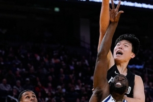 隊記：第四節(jié)開拓者可多圍繞楊瀚森來打戰(zhàn)術(shù) 把球給他去嘗試組織