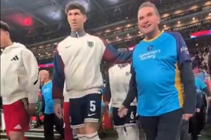 贊！英格蘭vs威爾士由癡呆癥患者陪同球員入場，下半場穿無名球衣