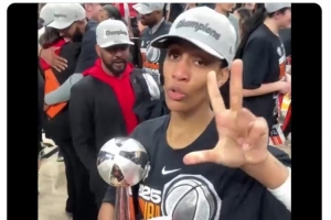 cue一下老詹？阿賈面對鏡頭：不是一冠 不是兩冠 我們三冠嘍