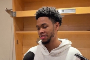 安芬尼-西蒙斯談綠軍首秀：開始有點緊張 后面就按自己節(jié)奏打球了