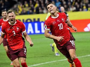 瑞士扎球王！33歲扎卡帶隊(duì)全勝0失球世預(yù)賽小組第1，英超黑貓核心