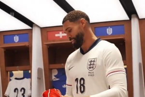 時(shí)隔7年再次為英格蘭出場(chǎng)，奇克獲贈(zèng)紀(jì)念帽子：很高興重返球隊(duì)